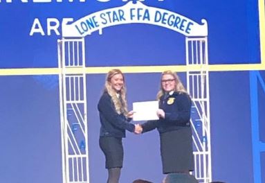 Read more about the article Lindley receives FFA scholarships