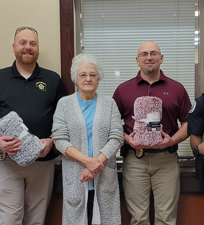 Read more about the article Church donates blankets to Altus Police Department that will be carried in police vehicles to use in emergencies and for homeless in the community